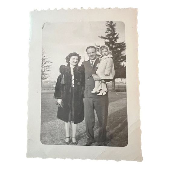 Vintage Black‎ & White Photo Picture Of Young Family Outside Dress Clothes 1950s - Picture 2 of 5